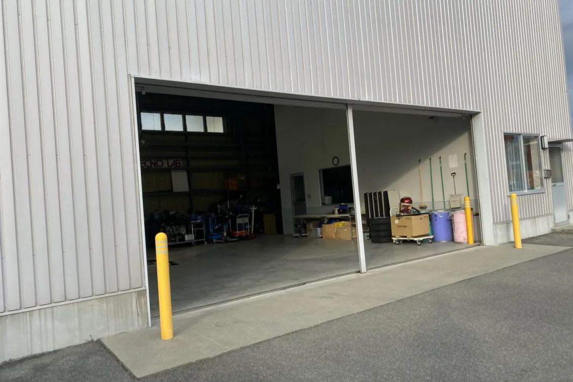 ネッツトヨタ山梨株式会社_本社セイリア店_整備ピット入口