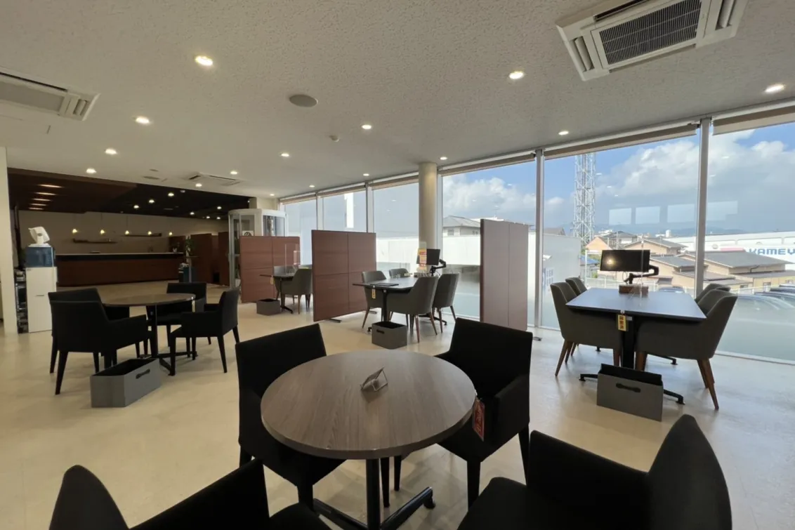 ネッツトヨタ福岡株式会社_原店_ショールーム風景