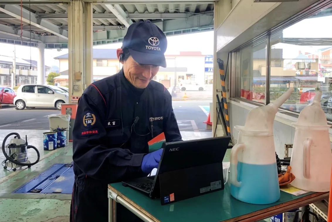 トヨタカローラ佐賀株式会社_鳥栖店_作業風景2