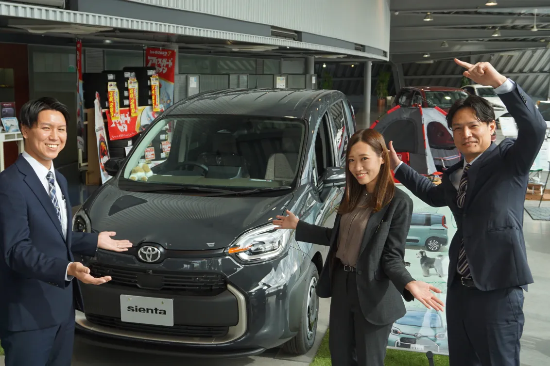 ネッツトヨタ新潟_長岡蔵王店_スタッフと自動車