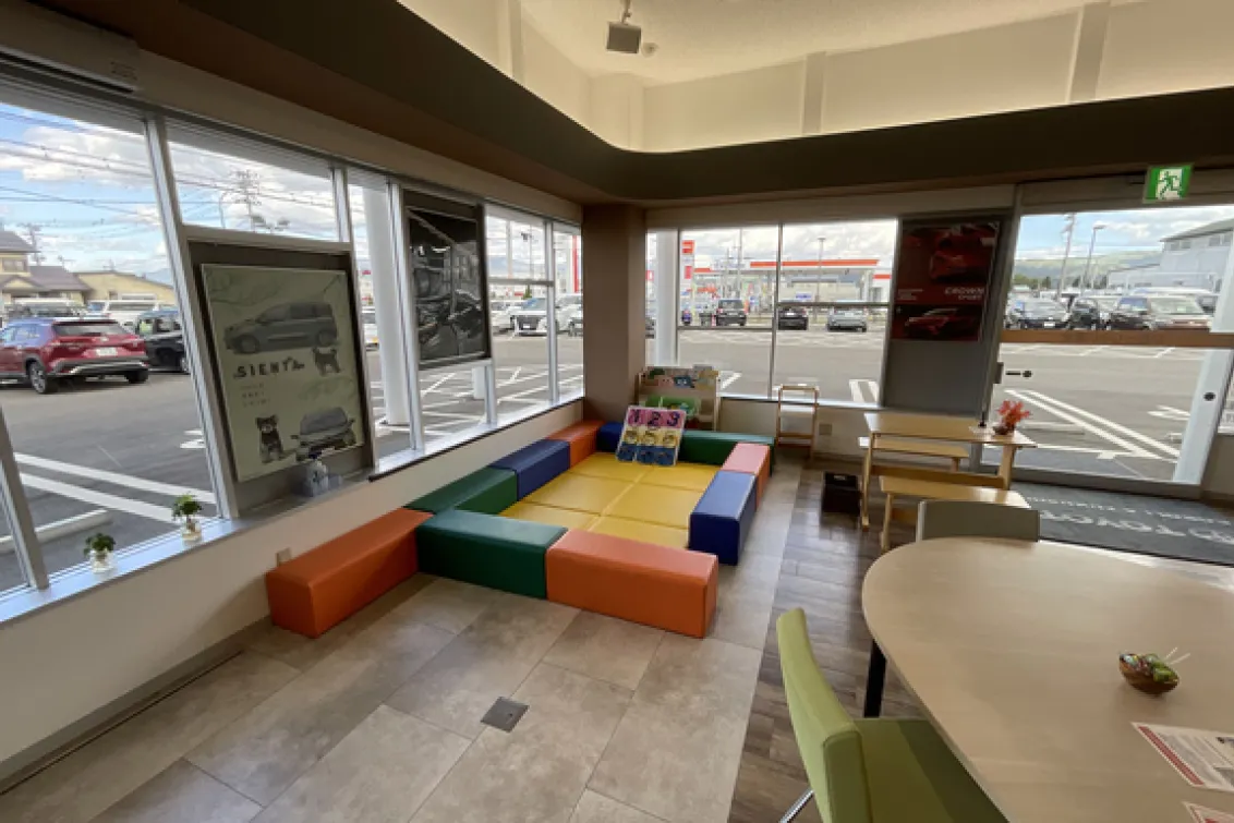 トヨタカローラ福島株式会社_城北店_内観