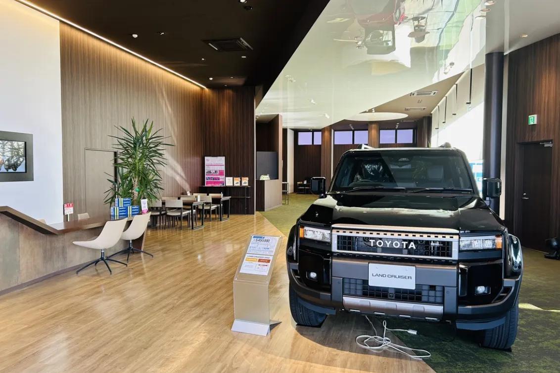 ホテルライクな広々としたショールームが特徴的。地形を生かした造りも必見です。