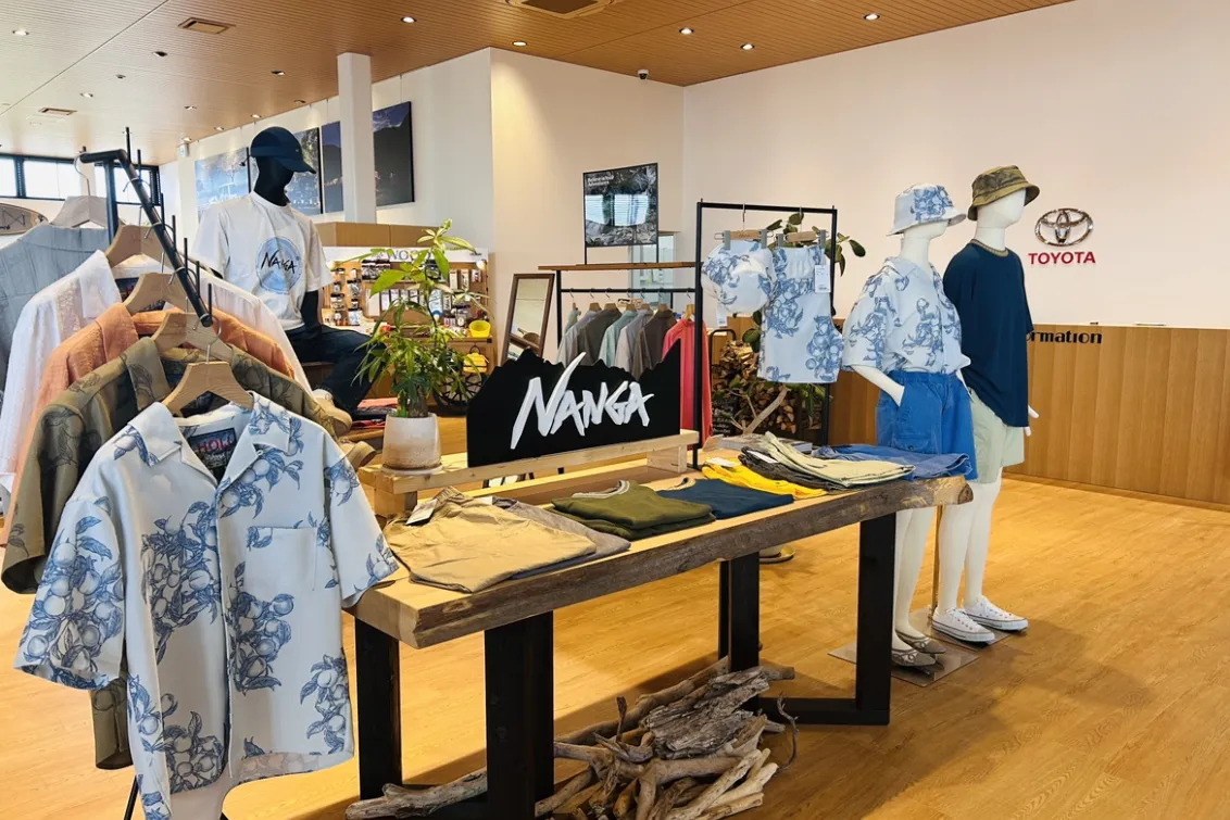 全国的にも珍しく、店舗内にはアパレルやアウトドアギアが並ぶ、ワクワクした造りに。