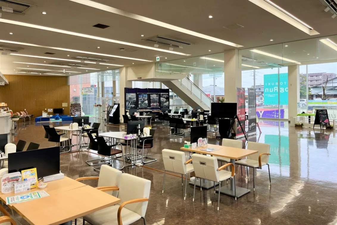 トヨタカローラ名古屋株式会社_豊田寿店_内観