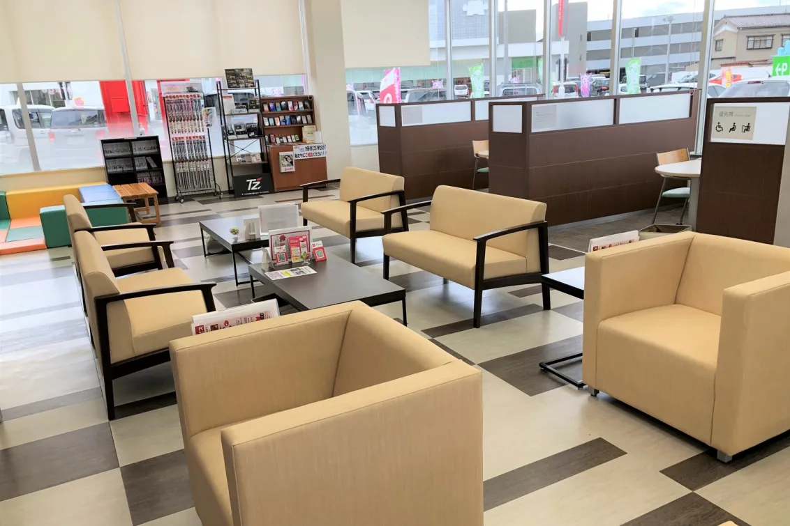 トヨタモビリティ富山株式会社_中古車Garage富山_店舗内観1