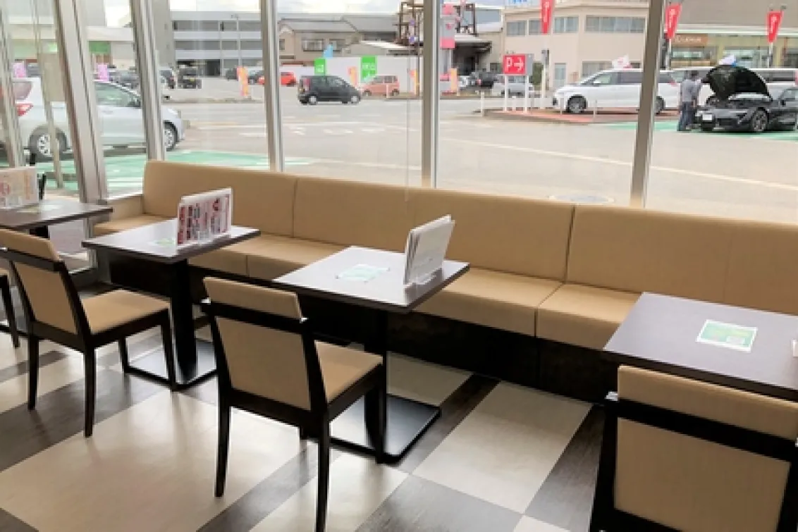 トヨタモビリティ富山株式会社_中古車Garage富山_店舗内観2