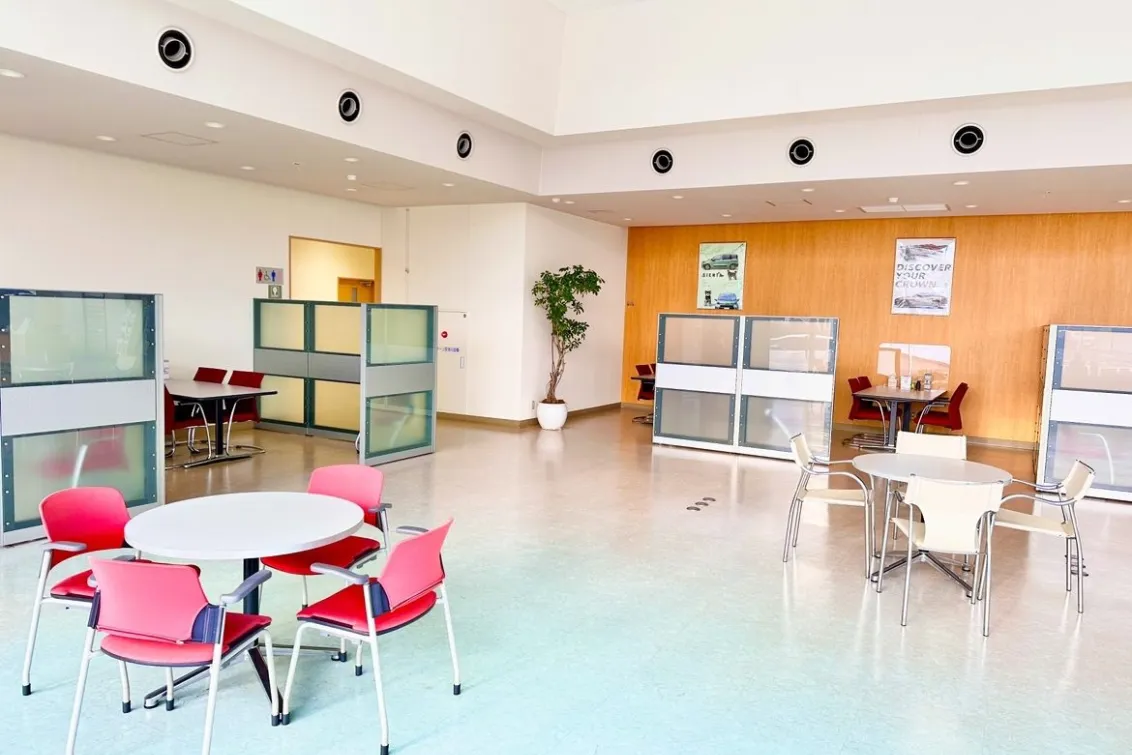 栃木トヨタ自動車株式会社_岩曽店_店舗内観1