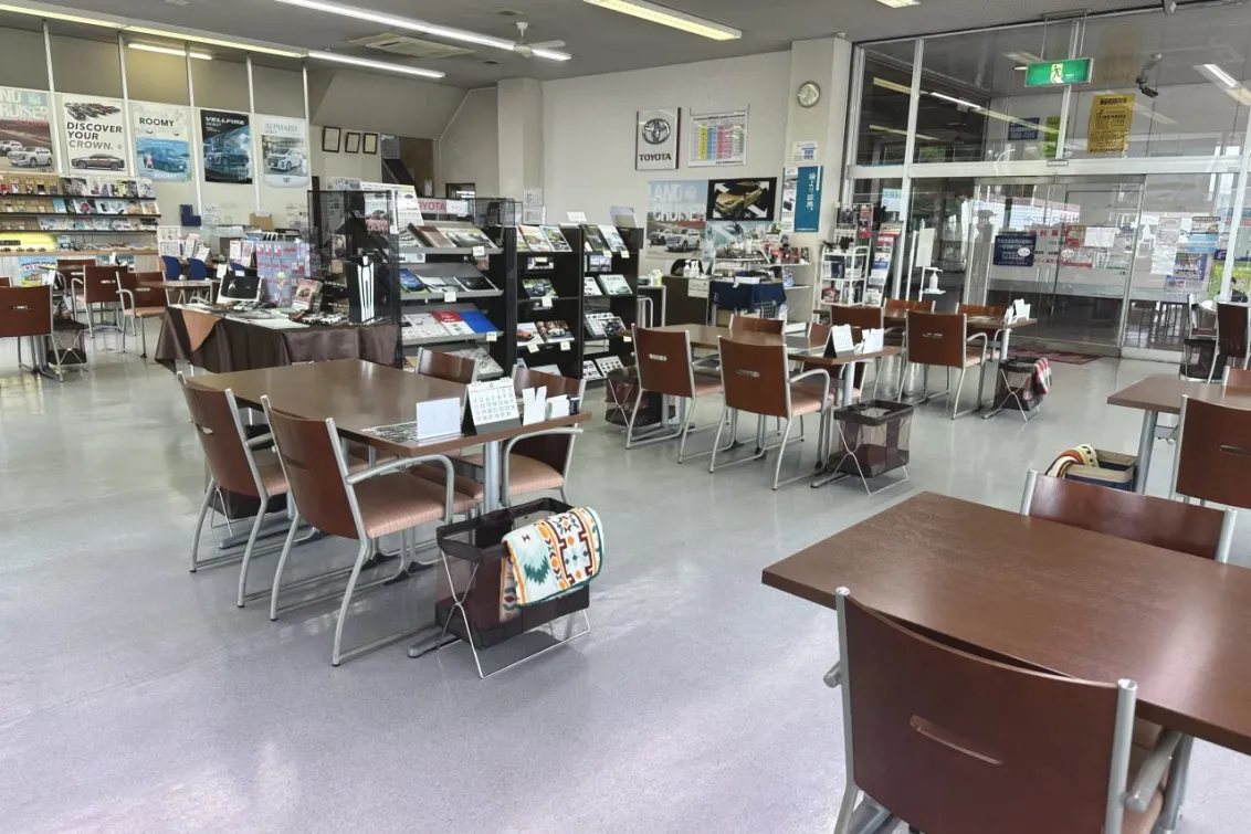 栃木トヨタ自動車株式会社_足利店_店舗内観1