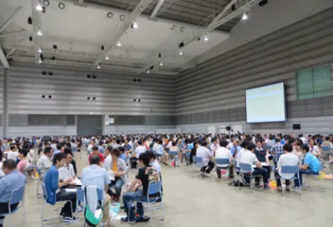 福島トヨペットでは年に一度全社員が集うラージスケールミーティング（ReBORNミーティング）を2014年から開催しています。